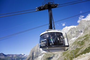 Courmayeur, o - 29 Temmuz 2016: yeni teleferik Skyway Monte Bianco Mont Blanc, İtalyan tarafında kabin başlamak--dan Entreves Punta Helbronner 3466 mt, Aosta Vadisi bölgesinin İtalya,.
