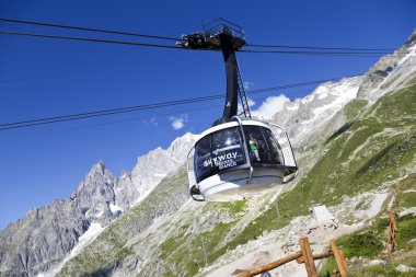 Courmayeur, o - 29 Temmuz 2016: yeni teleferik Skyway Monte Bianco Mont Blanc, İtalyan tarafında kabin başlamak--dan Entreves Punta Helbronner 3466 mt, Aosta Vadisi bölgesinin İtalya,.