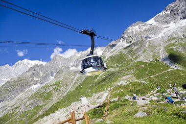 Courmayeur, o - 29 Temmuz 2016: yeni teleferik Skyway Monte Bianco Mont Blanc, İtalyan tarafında kabin başlamak--dan Entreves Punta Helbronner 3466 mt, Aosta Vadisi bölgesinin İtalya,.
