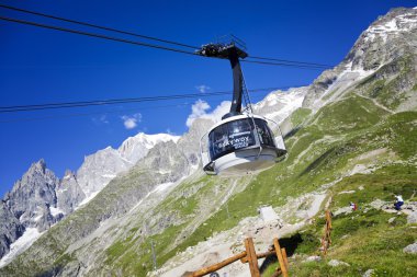 Courmayeur, o - 29 Temmuz 2016: yeni teleferik Skyway Monte Bianco Mont Blanc, İtalyan tarafında kabin başlamak--dan Entreves Punta Helbronner 3466 mt, Aosta Vadisi bölgesinin İtalya,.