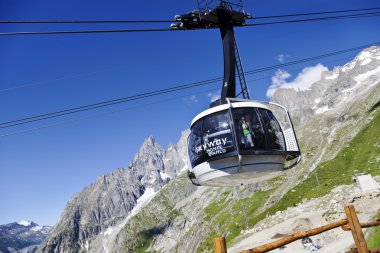 Courmayeur, o - 29 Temmuz 2016: yeni teleferik Skyway Monte Bianco Mont Blanc, İtalyan tarafında kabin başlamak--dan Entreves Punta Helbronner 3466 mt, Aosta Vadisi bölgesinin İtalya,.