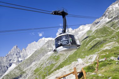 Courmayeur, o - 29 Temmuz 2016: yeni teleferik Skyway Monte Bianco Mont Blanc, İtalyan tarafında kabin başlamak--dan Entreves Punta Helbronner 3466 mt, Aosta Vadisi bölgesinin İtalya,.