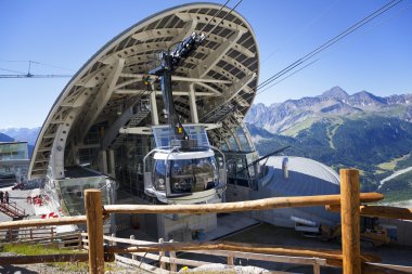 Courmayeur, o - 29 Temmuz 2016: yeni teleferik Skyway Monte Bianco Mont Blanc, İtalyan tarafında kabin başlamak--dan Entreves Punta Helbronner 3466 mt, Aosta Vadisi bölgesinin İtalya,.