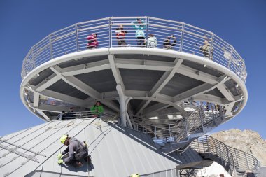 Courmayeur, o - 29 Temmuz 2016: kimliği belirsiz kişi bir resim çekmek Panoramik terasta Punta Helbronner yeni Skyway Monte Bianco, terminal İtalya Aosta Vadisi bölgesinin.