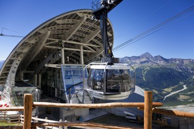 Courmayeur, o - 29 Temmuz 2016: yeni teleferik Skyway Monte Bianco Mont Blanc, İtalyan tarafında kabin başlamak--dan Entreves Punta Helbronner 3466 mt, Aosta Vadisi bölgesinin İtalya,.