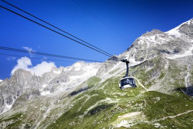 Courmayeur, o - 29 Temmuz 2016: yeni teleferik Skyway Monte Bianco Mont Blanc, İtalyan tarafında kabin başlamak--dan Entreves Punta Helbronner 3466 mt, Aosta Vadisi bölgesinin İtalya,.