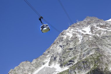 Courmayeur, o - 29 Temmuz 2016: yeni teleferik Skyway Monte Bianco Mont Blanc, İtalyan tarafında kabin başlamak--dan Entreves Punta Helbronner 3466 mt, Aosta Vadisi bölgesinin İtalya,.