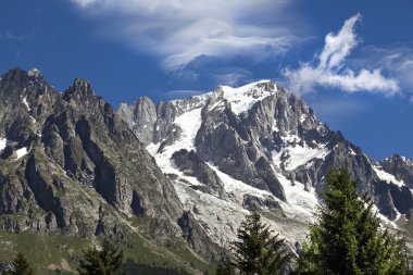 Mont Blanc yaz manzara. Mont Blanc en yüksek tepe Avrupa Batı Alpler olduğunu.