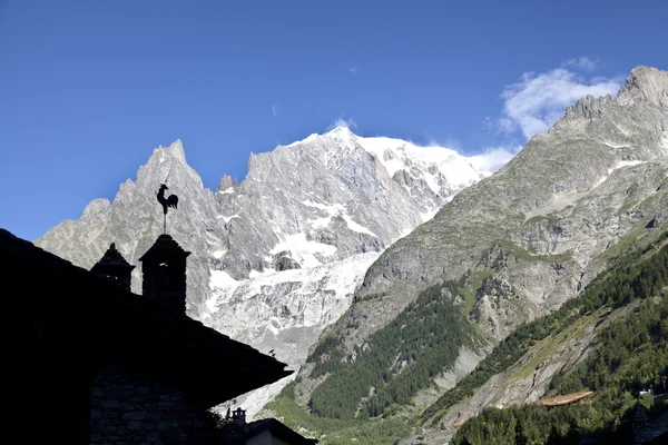 Italienische Seite mont blanc Winterlandschaft. mont blanc ist der höchste Gipfel der europäischen Westalpen. — Stockfoto