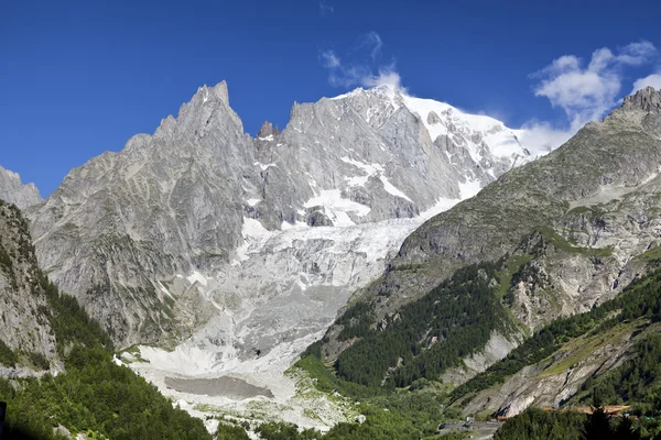 Włoski po stronie Mont Blanc zimowy krajobraz. Mont Blanc jest najwyższy szczyt Europejskiej Alpy Zachodnie. — Zdjęcie stockowe