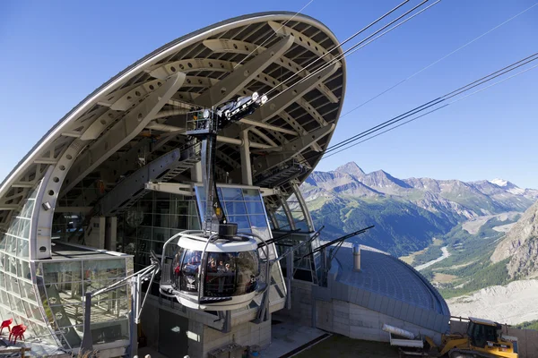 COURMAYEUR, IT - JULHO 29, 2016: Cabine do novo teleférico SKYWAY MONTE BIANCO do lado italiano do Mont Blanc, Partida de Entreves para Punta Helbronner a 3466 mt, na região do Vale de Aosta, na Itália . — Fotografia de Stock