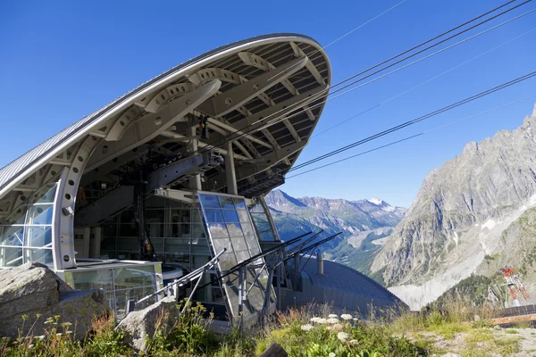 COURMAYEUR, IT - JULHO 29, 2016: Cabine do novo teleférico SKYWAY MONTE BIANCO do lado italiano do Mont Blanc, Partida de Entreves para Punta Helbronner a 3466 mt, na região do Vale de Aosta, na Itália . — Fotografia de Stock