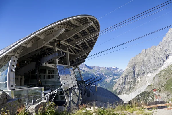 COURMAYEUR, IT - JULHO 29, 2016: Cabine do novo teleférico SKYWAY MONTE BIANCO do lado italiano do Mont Blanc, Partida de Entreves para Punta Helbronner a 3466 mt, na região do Vale de Aosta, na Itália . — Fotografia de Stock