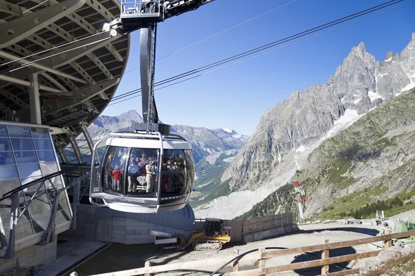 Courmayeur, It - 29 juli 2016: cabine van de nieuwe kabelbaan Skyway Monte Bianco aan de Italiaanse zijde van Mont Blanc, vanaf Entreves tot Punta Helbronner op 3466 mt, de Italiaanse regio Valle d'Aosta. — Stockfoto