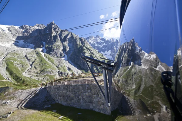 Courmayeur, It - 29 juli 2016: cabine van de nieuwe kabelbaan Skyway Monte Bianco aan de Italiaanse zijde van Mont Blanc, vanaf Entreves tot Punta Helbronner op 3466 mt, de Italiaanse regio Valle d'Aosta. — Stockfoto