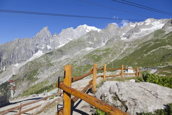 Włoski po stronie Mont Blanc zimowy krajobraz. Mont Blanc jest najwyższy szczyt Europejskiej Alpy Zachodnie. — Zdjęcie stockowe