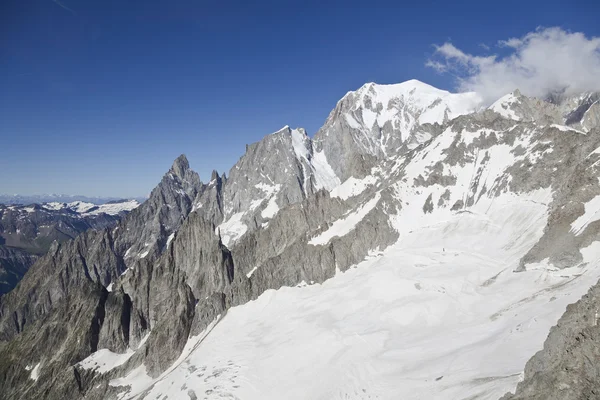 Italiensk sida Mont Blanc vinterlandskap. Mont Blanc är den högsta toppen av Europeiska västra Alperna. — Stockfoto