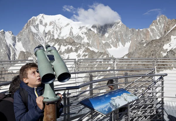 COURMAYEUR, IT - JULY 29, 2016: Unidentified people take a picture on panoramic terrace Punta Helbronner of new SKYWAY MONTE BIANCO terminal in Aosta Valley region of Italy. — Stock Photo, Image