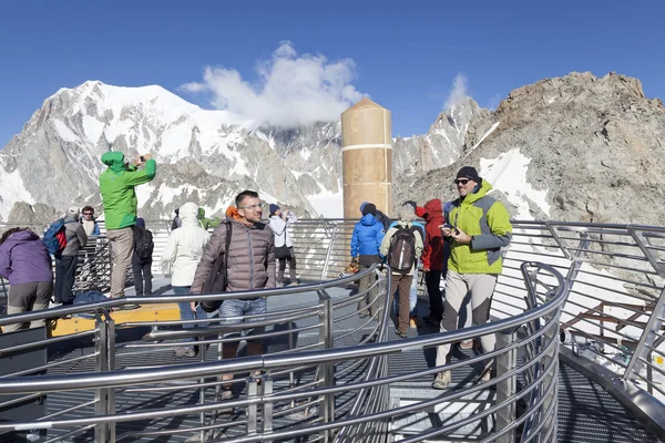 COURMAYEUR, IT - JULHO 29, 2016: Pessoas não identificadas tiram uma foto no terraço panorâmico Punta Helbronner do novo terminal SKYWAY MONTE BIANCO na região do Vale de Aosta, na Itália . — Fotografia de Stock