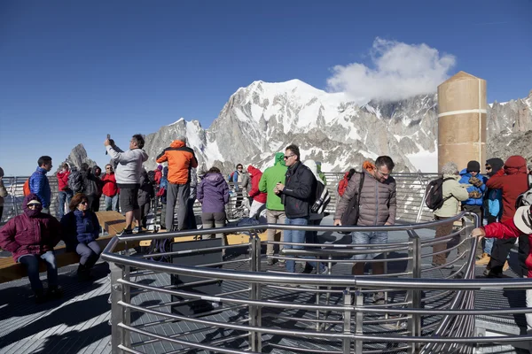 COURMAYEUR, IT - JULY 29, 2016: Unidentified people take a picture on panoramic terrace Punta Helbronner of new SKYWAY MONTE BIANCO terminal in Aosta Valley region of Italy. — Stock Photo, Image