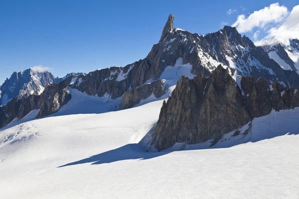 Panoramautsikt över västra Alperna whit Jättens tand (Dent du Geant) från Helbronner taket av Europa i Aostadalen region i Italien. — Stockfoto