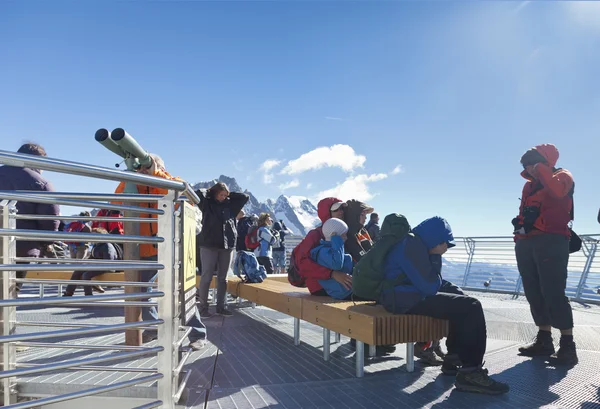 COURMAYEUR, IT - 29 LUGLIO 2016: Persone non identificate fotografano sulla terrazza panoramica Punta Helbronner il nuovo terminal SKYWAY MONTE BIANCO in Valle d'Aosta . — Foto Stock