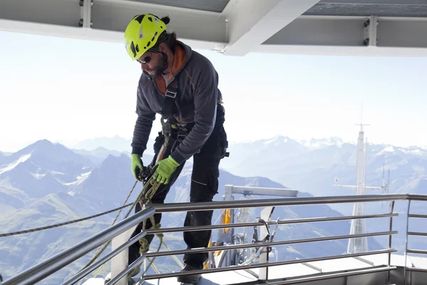 Courmayeur, italien - 29. Juli 2016: eifriger Bergsteiger übt, bevor er den Mount Blanc besteigt — Stockfoto