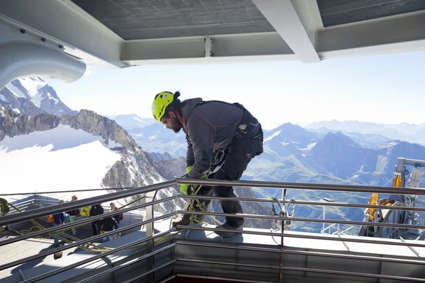 COURMAYEUR, ITÁLIA - JULHO 29, 2016: alpinista ansioso praticando antes de subir ao Monte Blanc — Fotografia de Stock