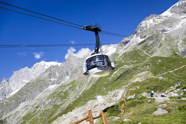 Courmayeur, o - 29 Temmuz 2016: yeni teleferik Skyway Monte Bianco Mont Blanc, İtalyan tarafında kabin başlamak--dan Entreves Punta Helbronner 3466 mt, Aosta Vadisi bölgesinin İtalya,.