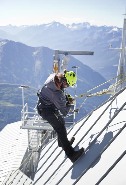 COURMAYEUR, ITALY - JULY 29, 2016:eager climber practicing before going up to Mount Blanc — Stock Photo, Image