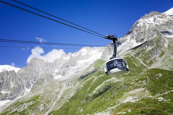 Courmayeur, It - 29 juli 2016: cabine van de nieuwe kabelbaan Skyway Monte Bianco aan de Italiaanse zijde van Mont Blanc, vanaf Entreves tot Punta Helbronner op 3466 mt, de Italiaanse regio Valle d'Aosta. — Stockfoto