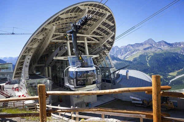 Courmayeur, It - 29 juli 2016: cabine van de nieuwe kabelbaan Skyway Monte Bianco aan de Italiaanse zijde van Mont Blanc, vanaf Entreves tot Punta Helbronner op 3466 mt, de Italiaanse regio Valle d'Aosta. — Stockfoto