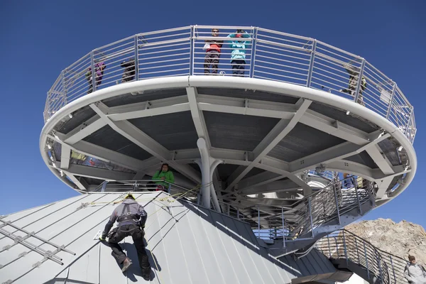 Courmayeur, It - 29 juli 2016: onbekende mensen nemen een foto op panoramische terras Punta Helbronner van nieuwe Skyway Monte Bianco terminal in Italiaanse regio Valle d'Aosta. — Stockfoto