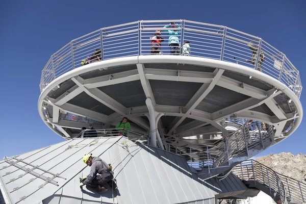 Courmayeur, it - 29. juli 2016: Unbekannte fotografieren auf der panoramaterrasse punta helbronner des neuen skyway monte bianco terminal im aostatal in italien. — Stockfoto