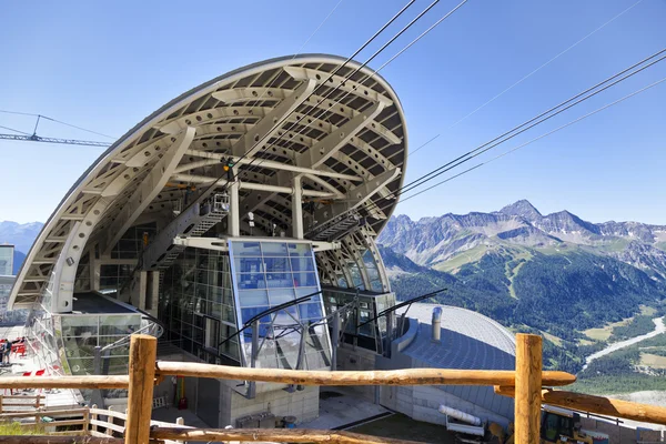 COURMAYEUR, IT - JULY 29, 2016: Cabin of new cableway SKYWAY MONTE BIANCO on the Italian side of Mont Blanc,Start from Entreves to Punta Helbronner at 3466 mt,in Aosta Valley region of Italy. — Stock Photo, Image