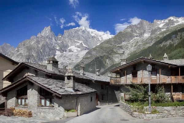 Entreves (Courmayeur), a beautiful village with new monte bianco skyway — Stock Photo, Image