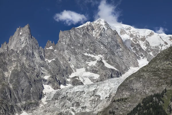 意大利球队勃朗峰夏日风景。勃朗峰是欧洲最高山顶西部阿尔卑斯山. — 图库照片