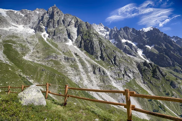 Włoski po stronie Mont Blanc summer krajobraz. Mont Blanc jest najwyższy szczyt Europejskiej Alpy Zachodnie. — Zdjęcie stockowe