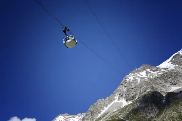 Kabelbaan Skyway Monte Bianco aan de Italiaanse zijde van Mont Blanc, vanaf Entreves tot Punta Helbronner op 3466 mt, de Italiaanse regio Valle d'Aosta. — Stockfoto