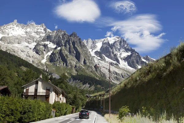Włoski po stronie Mont Blanc summer krajobraz. Mont Blanc jest najwyższy szczyt Europejskiej Alpy Zachodnie. — Zdjęcie stockowe
