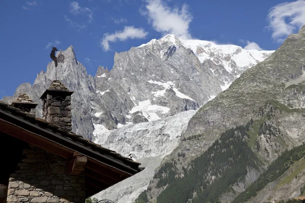 Lado italiano Mont Blanc paisaje de verano. Mont Blanc es el pico más alto de los Alpes Occidentales europeos . — Foto de Stock