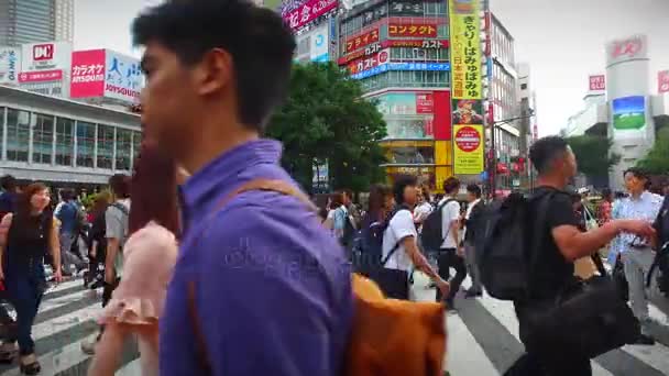 TOKIO, JAPÓN - 18 de mayo de 2016: Cruce de Shibuya, Es el distrito comercial que rodea la estación de tren de Shibuya. Esta zona es conocida como uno de los centros de moda y la vida nocturna más importante de Japón — Vídeos de Stock