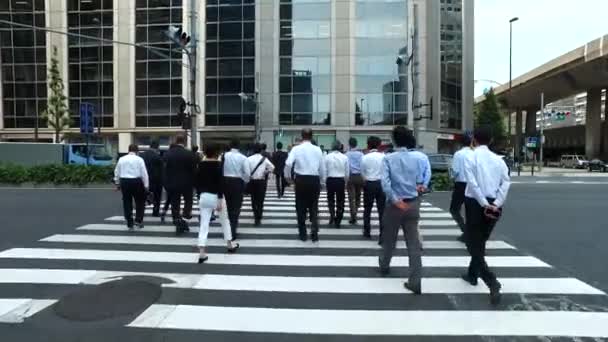 TOKIO, JAPÓN - 19 DE MAYO: Empresario durante la pausa para el almuerzo en Nishi-Shinjuku el 19 de mayo de 2016 en Tokio, Japón . — Vídeos de Stock