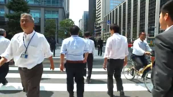 Tokyo, Japan - 19 mei: Zakenman tijdens lunchpauze op Nishi-Shinjuku op 19 mei 2016 in Tokio, Japan. — Stockvideo