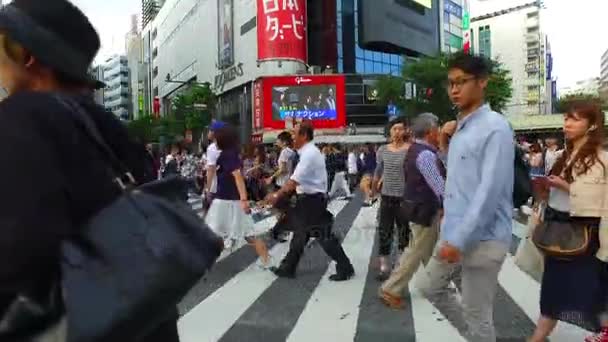 TOKYO, JAPAN - 18 Mei 2016: Perlintasan Shibuya, distrik perbelanjaan yang mengelilingi stasiun kereta api Shibuya. Daerah ini dikenal sebagai salah satu pusat mode dan kehidupan malam utama di Jepang. — Stok Video