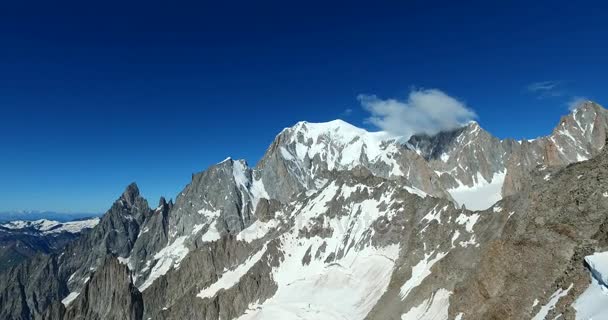 Ιταλική πλευρά Mont Blanc καλοκαιρινό τοπίο. Mont-Blanc είναι η υψηλότερη κορυφή των ευρωπαϊκών δυτικές Άλπεις. — Αρχείο Βίντεο