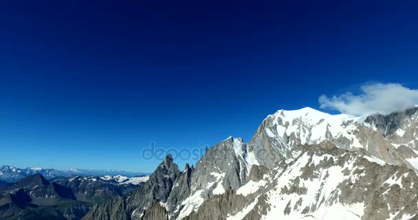 Italiensk sida Mont Blanc sommarlandskap. Mont Blanc är den högsta toppen av Europeiska västra Alperna. — Stockvideo