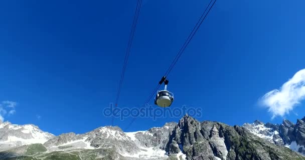 Cabin of new cableway SKYWAY MONTE BIANCO on the Italian side of Mont Blanc, Start from Entreves to Punta Helbronner at 3466 mt, in Aosta Valley region of Italy . — стоковое видео