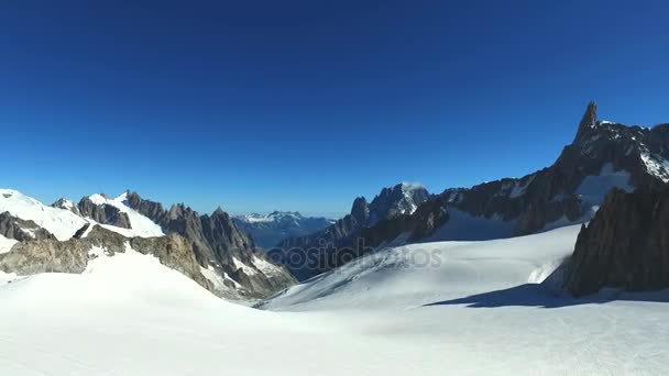 Panoramatický pohled západní Alpy Svatodušní zub (Dent du Geant) od Helbronner střecha Evropy v regionu Valle d'Aosta v Itálii. — Stock video