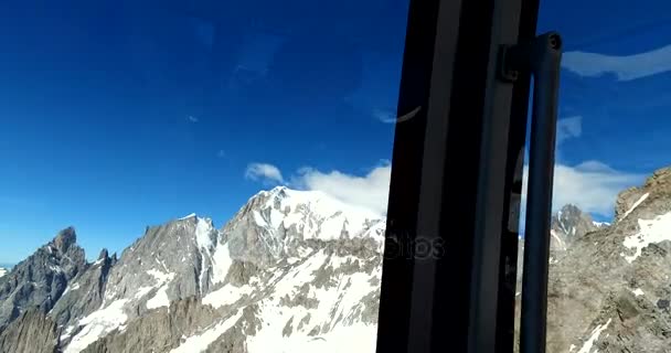 Courmayeur,-29 července, 2016:Cabin Nová lanovka Monte Bianco na italské straně Mont Blanc, Skyway začínají od Entreves do Punta Helbronner 3466 mt, v regionu Valle d'Aosta v Itálii. — Stock video